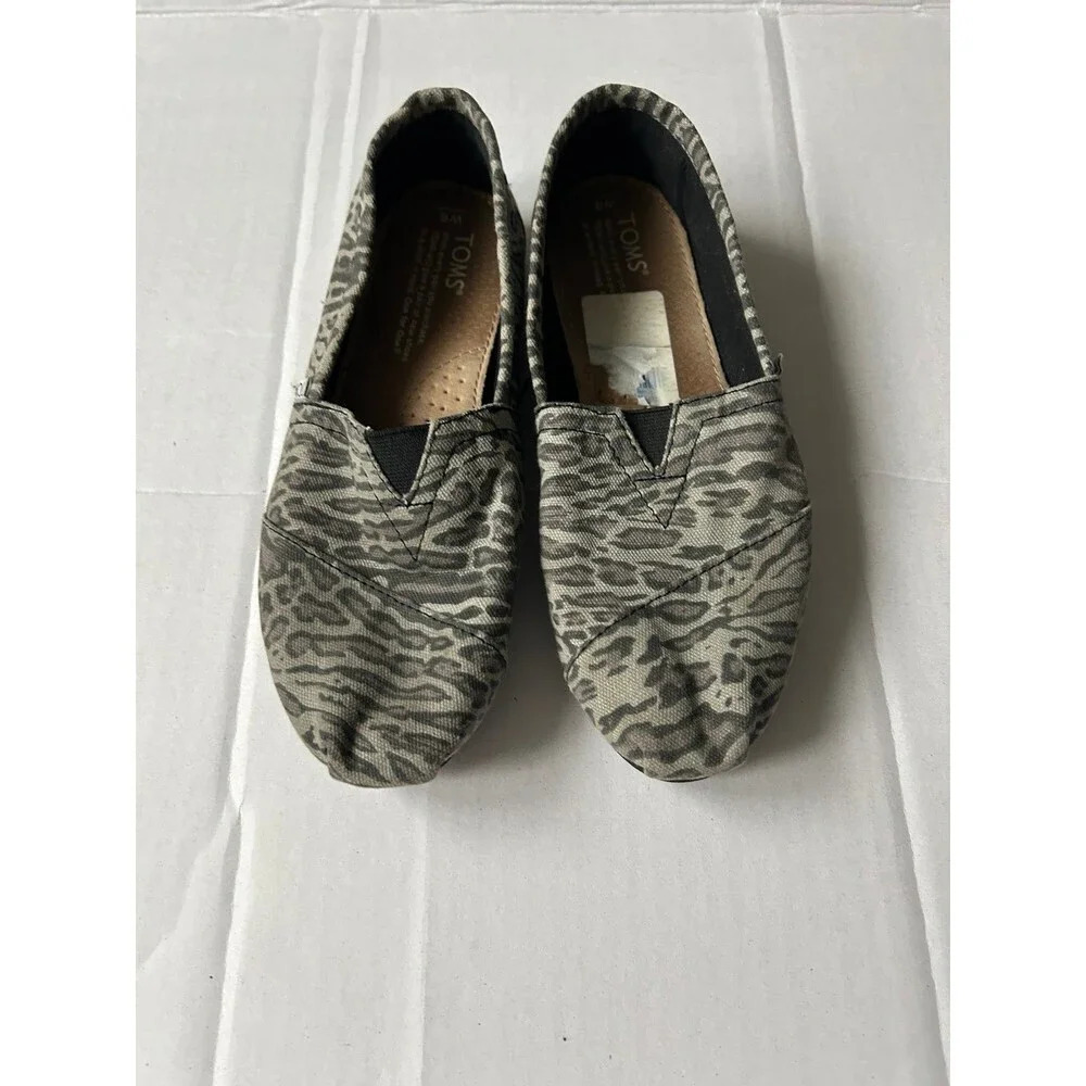 TOMS women’s Classic Animal Print Size 6 Slip On Flats Shoes